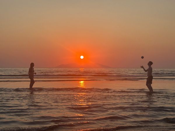 Zwemmen tijdens zonsondergang