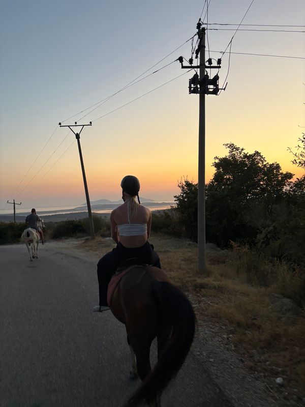 Paardrijden met zonsondergang
