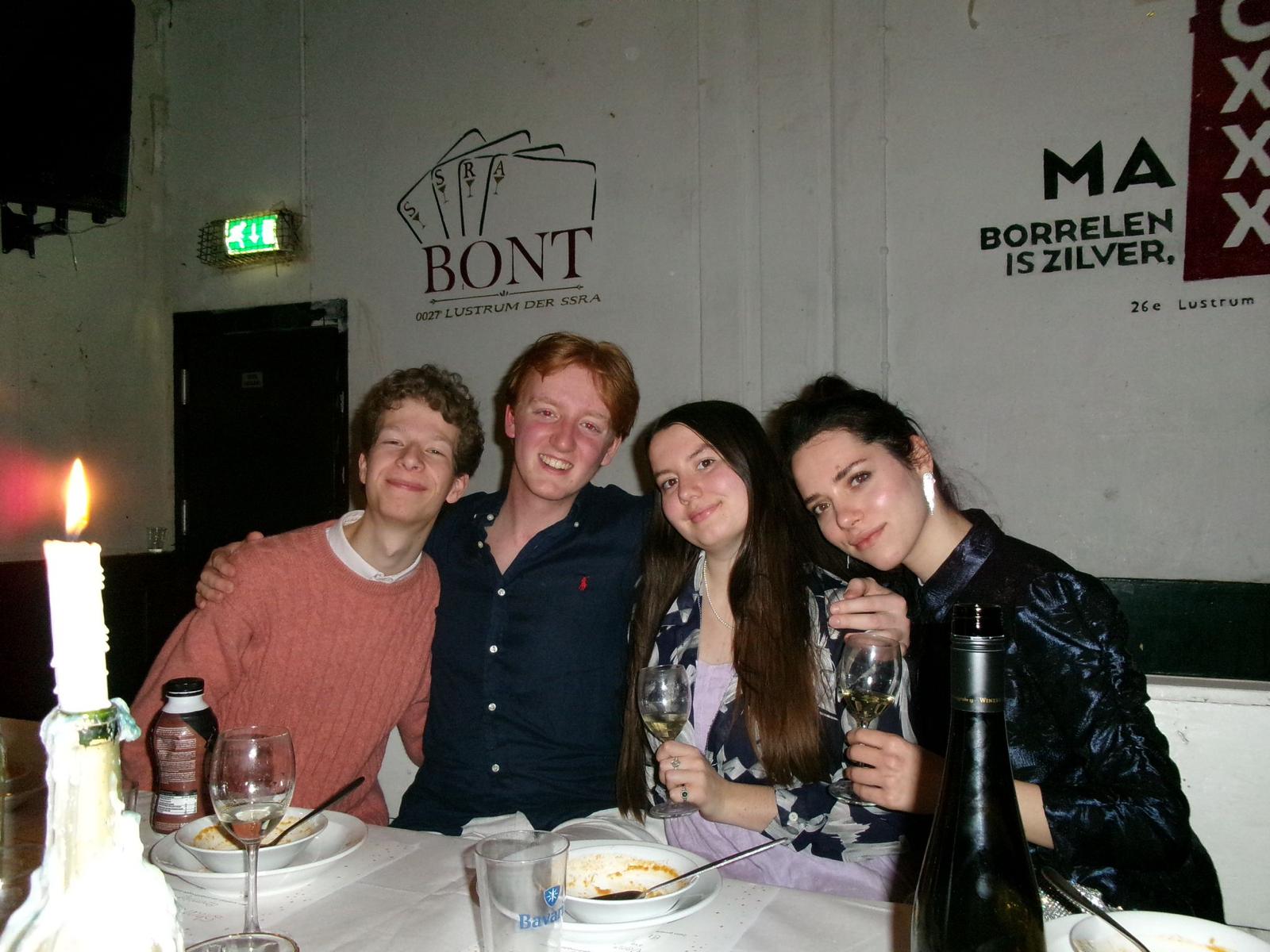 Kerstdiner aan een lange tafel